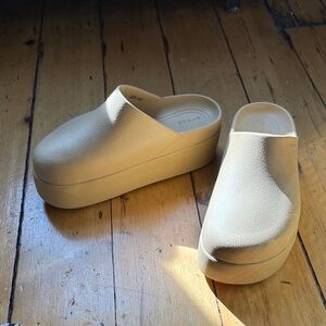 CROCS Women's Dylan clogs. Tan. 7. Only worn once.